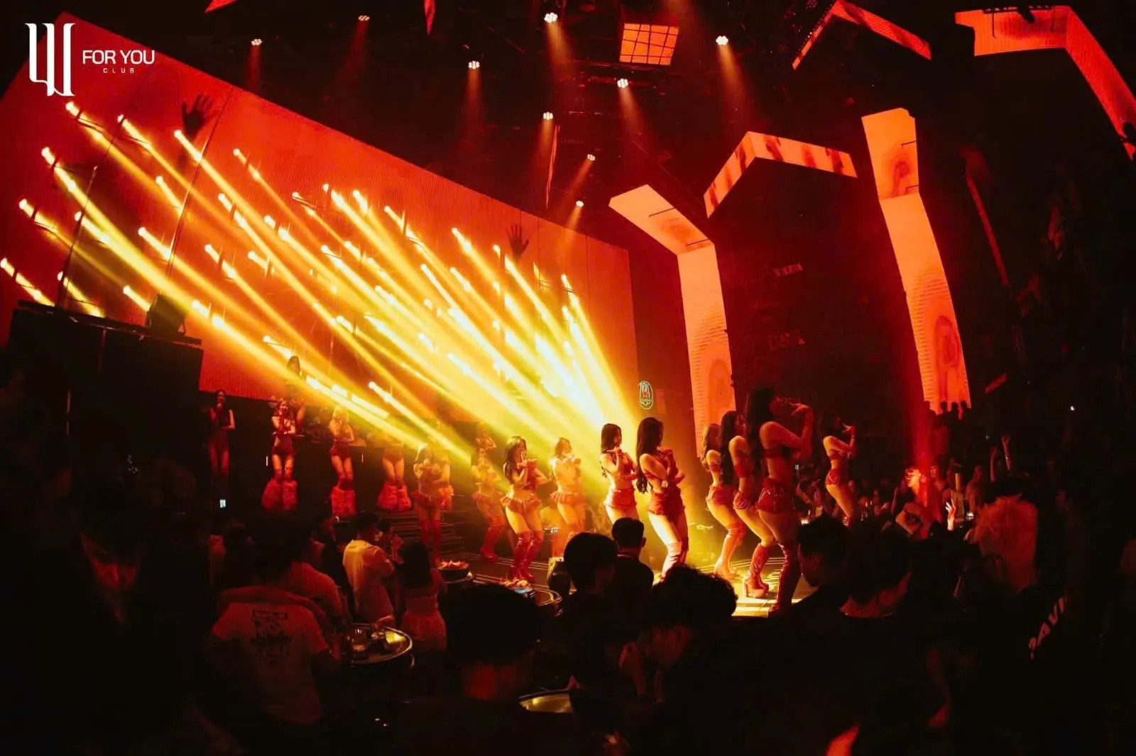 Sân khấu DJ bên trong For You Club Đà Nẵng