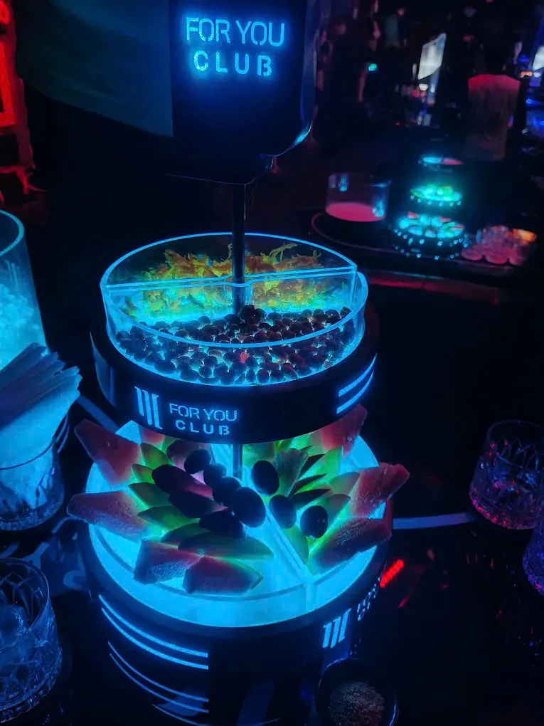 Khay đá phát sáng phục vụ bàn For You Club