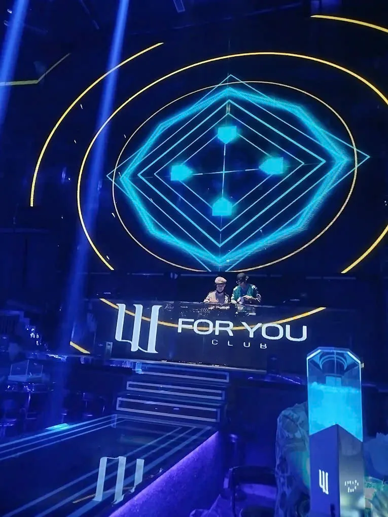 Sân khấu DJ in logo For You Club