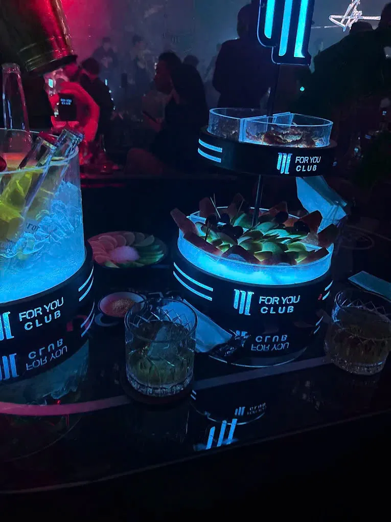 Xô đá in logo phục vụ bàn VIP For You Club